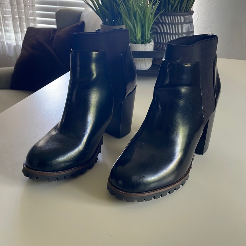 Steve Madden Womens chelsie black boots size 10. Thin brown stripe above soles